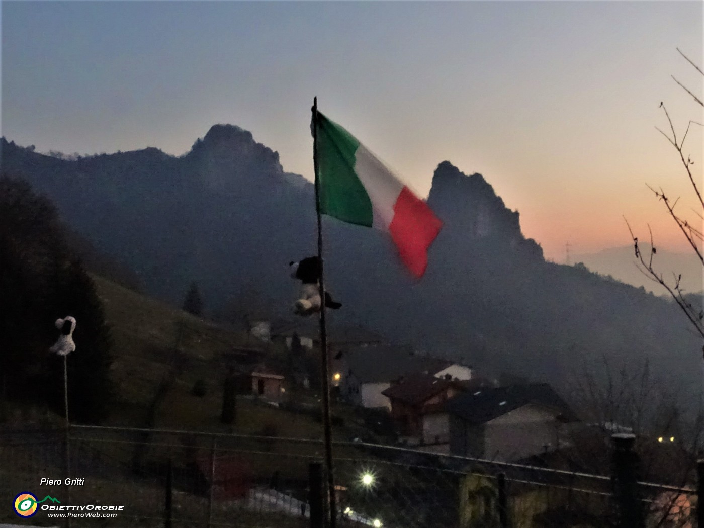74 A Santa Croce si accendono le luci.JPG